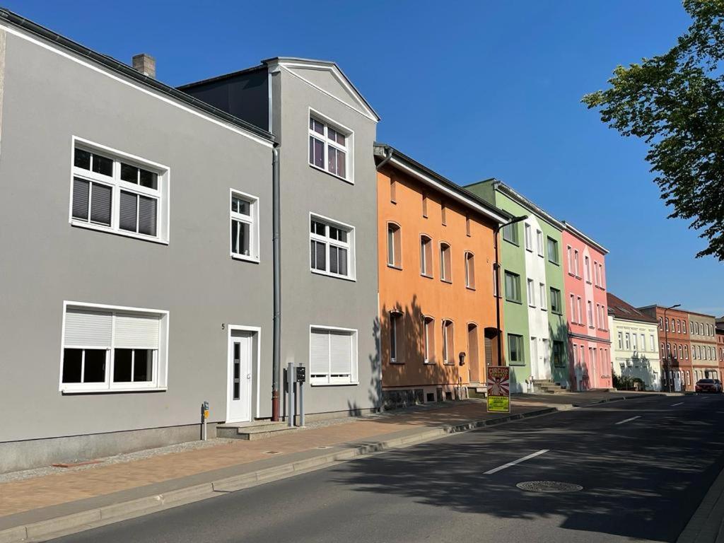 Modern Eingerichtet-Stadtnah-Ferienwohnung Mit Geschirrspueler Und Waschmaschine Friedland  Luaran gambar